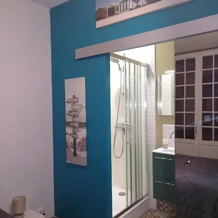 Oda ve Kahvaltı D'hotes Larhun Zola 3*